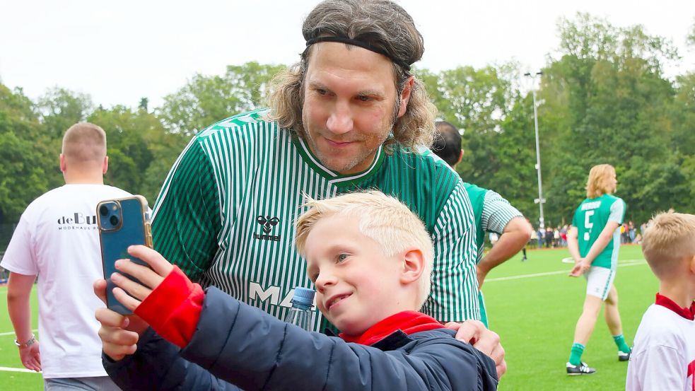 Auch Vize-Weltmeister (2002) und Vize-Europameister (2008) Torsten Frings hat sich angekündigt und dürfte wie vor einem Jahr in Remels viele Selfie-Wünsche erfüllen. Archivfoto: Heiner Lohmann
