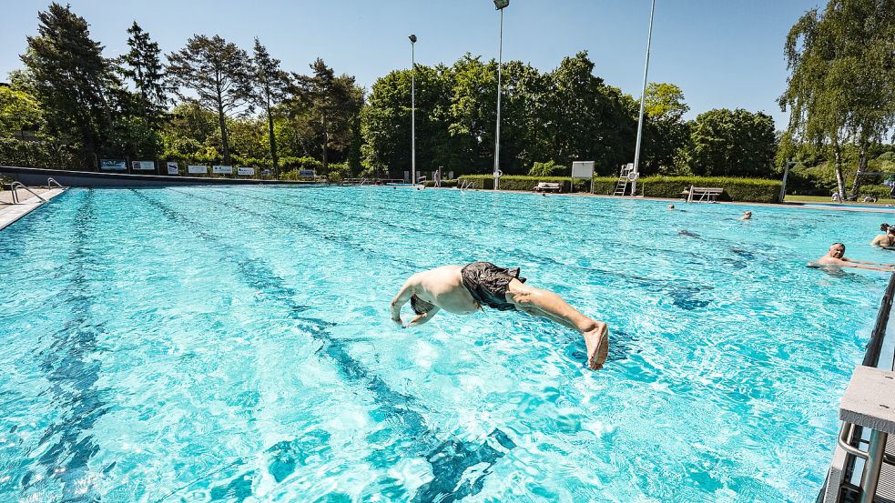 Ein Freibad-Besuch gehört besonders für viele Familien im Sommer einfach dazu. Foto: IMAGO/Funke Foto Services