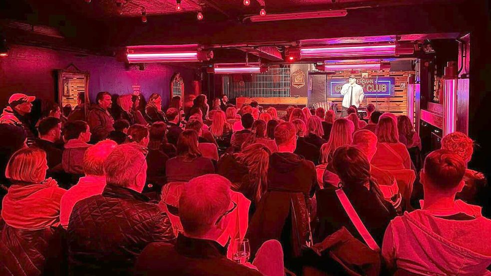 Michael „Mitch“ Wagner aus Emden ist gerne auf den Bühnen Deutschlands als Comedian unterwegs – hier in Hamburg auf der Reeperbahn. In Emden moderiert er jetzt eine Freiluft-Comedy-Show auf dem Neuen Markt. Foto: Privat