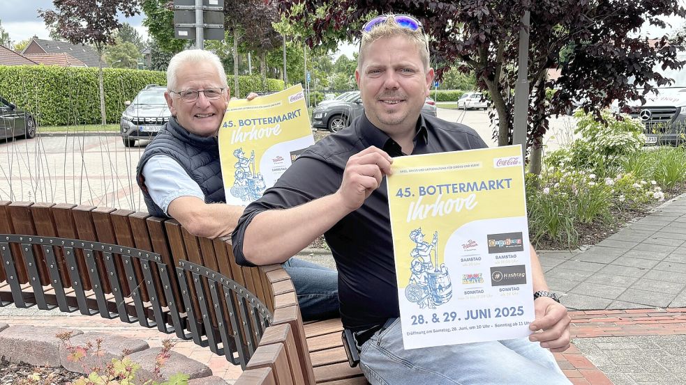Ihrhoves Ortsbürgermeister Beene Oldigs (links) und Marktmeister Holger Schütte gehören zum Organisationsteam des Ihrhover Bottermarktes. Das beliebte Familienfest findet am 28. und 29. Juni statt. Foto: Carsten Ammermann