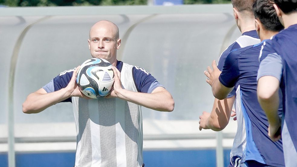 Für Tim Dietrich stand am Donnerstag die erste Einheit mit seiner neuen Mannschaft auf dem Programm. Foto: Imago