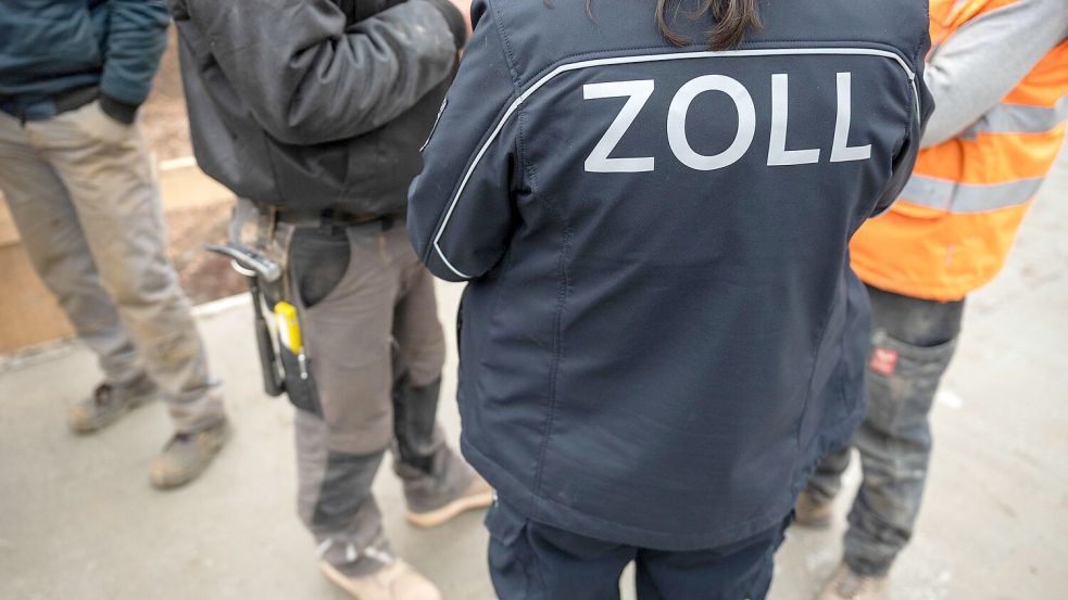 Bei Zollkontrollen auf Baustellen in Bremen und Stade gab es in elf Fällen den Verdacht auf Mindestlohnverstoß. Foto: Thomas Müller