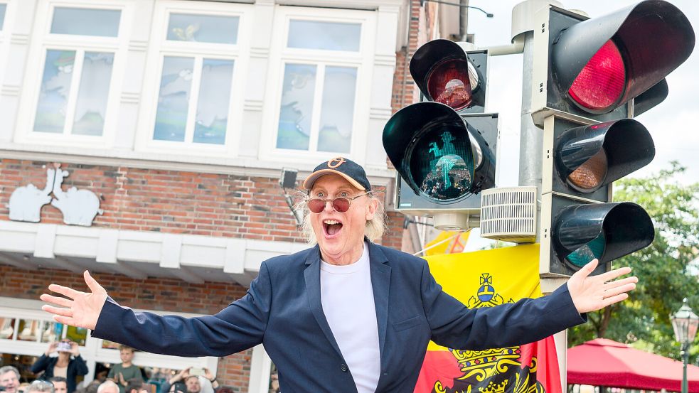 Beim Saterland Open-Air tritt am Samstag, 21. Juni 2025, auch Otto mit den Friesenjungs auf. Das Archivbild zeigt Otto in Emden vor dem Ottohuus. Foto: Mohssen Assanimoghaddam/DPA