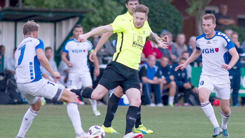 In der Saison 2018/2019 spielten GW Firrel und Kickers Emden noch zusammen in der Landesliga. Reinhard Grotlüschen (Mitte) ist noch immer für Firrel am Ball. Archivfoto: Barth