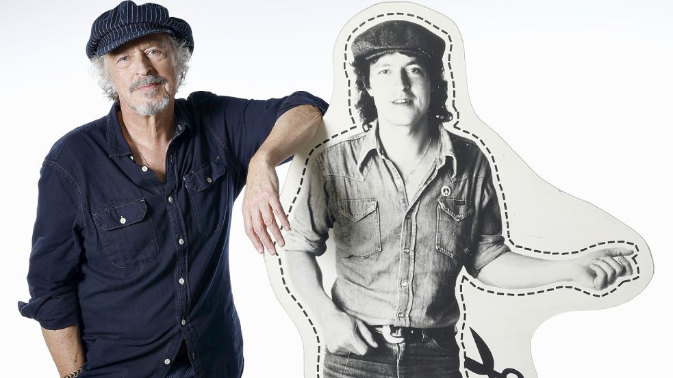 BAP-Sänger Wolfgang Niedecken Seite an Seite mit einem Coverfoto seiner selbst aus den frühen 1980ern. Foto: Tina Niedecken