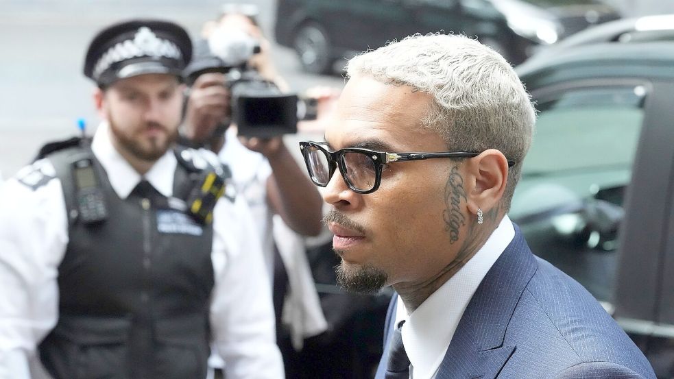 Der US-Sänger Chris Brown plädiert auf nicht schuldig. Foto: Frank Augstein/AP/dpa
