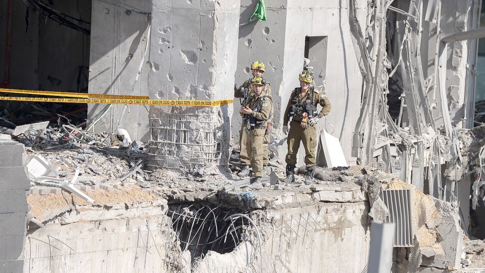 Israelische Soldaten begutachten die Schäden an einem von einer iranischen Rakete getroffenen Gebäude in Ramat-Gan. Foto: Ilia Yefimovich/dpa