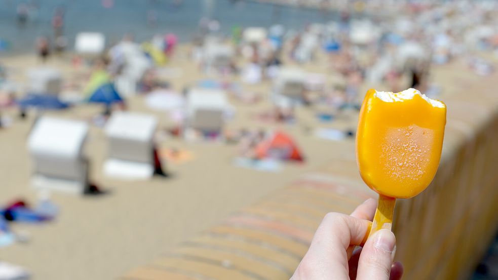 Baden, Eis essen, sonnen: Bei 35 Grad in Niedersachsen könnte es am Wochenende voll werden in Freibädern, an Küsten und Seen. Foto: dpa/Rainer Jensen