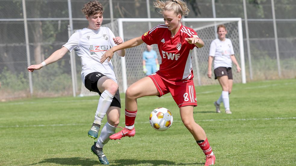Das Spiel um die Niedersachsenmeisterschaft und den direkten Aufstiegsplatz in die Regionalliga verlor Aurich (rechts) am vergangenen Samstag in Barsinghausen. Nun gibt es in Worpswede eine zweite und letzte Chance für diese Saison. Foto: Vortanz