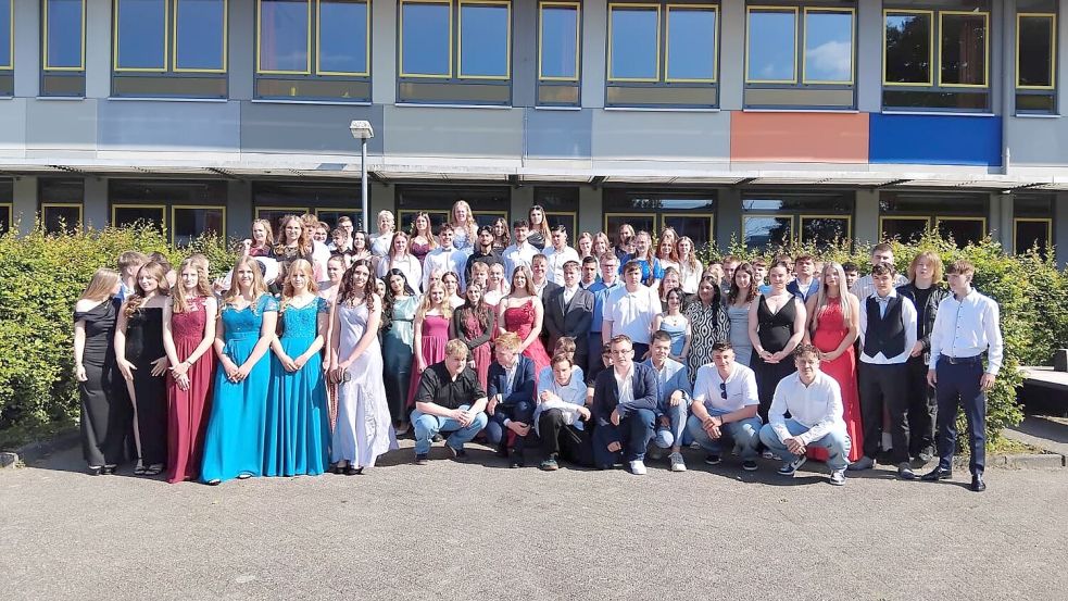 Die Schülerinnen und Schüler der Erich-Kästner-Schule haben sich vor der Feier auf dem Schulhof versammelt. Foto: Clarissa Scherzer