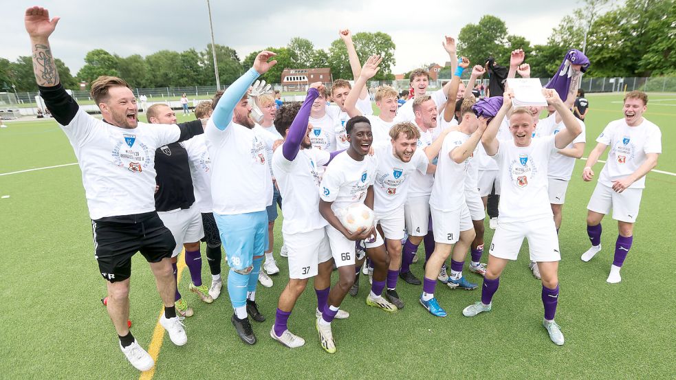 Die Mannschaft von RW Emden/Kickers Emden II feierte in der A-Klasse, Staffel II, den Titel. Doch aus dem Team bleibt für die neue Spielzeit lediglich ein Spieler übrig. Der Rest hat sich einem anderen Klub angeschlossen. Foto: Jens Doden, Emden