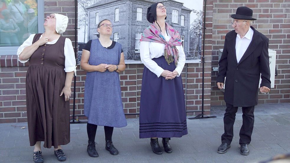 Eine Szene vom Fehnpadd 2024 mit (von links) Heike Heselmeyer, Monika Hauer, Ondra Schilling und Hartmut Hauer (als Dr. Trepte). Foto: Hinrich Heselmeyer