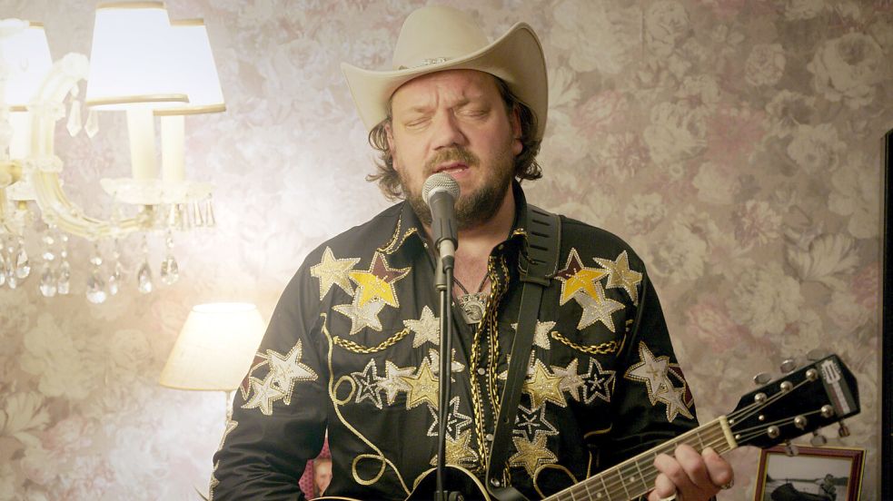 Charly Hübner glänzt als abgehalfterter Country-Star Jeff Kanter in der Episode „Cowboy“ der neuen Miniserie „Warum ich?“. Ab Freitag, 20. Juni in der ARD Mediathek. Foto: ARD Degeto Film/Superfilm Filmproduktions GmbH