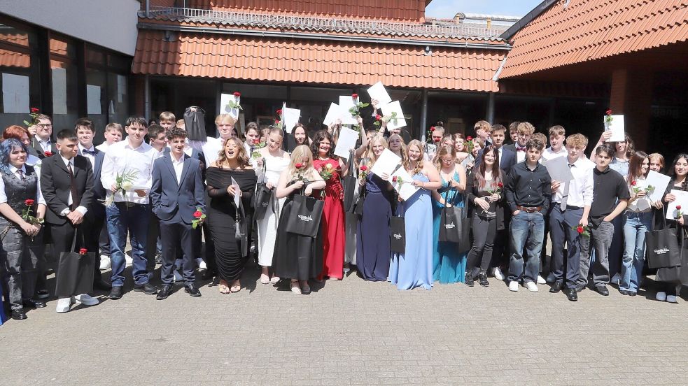 Es ist geschafft - die Schulzeit ist zu Ende. Die Schülerinnen und Schüler des neunten und zehnten Jahrgangs der IGS Barßel halten ihre Zeugnisse in Händen. Fotos: Hans Passmann