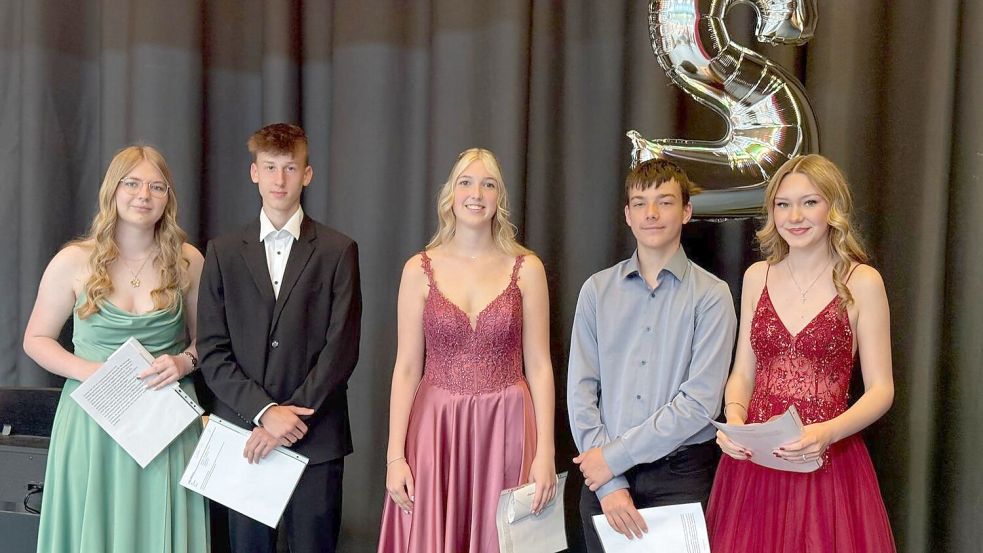 Mit dem Sozial-Oscar wurden Leonie Neeland (von links), Lasse Groß, Charlotte Krummen, Devin Leimberger und Selin Holstein ausgezeichnet. Foto: Dirk Hellmers