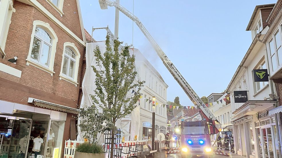 Auch die Drehleiter kam in der engen Fußgängerzone zum Einsatz. Foto: Daniel Gerock/Feuerwehr Aurich