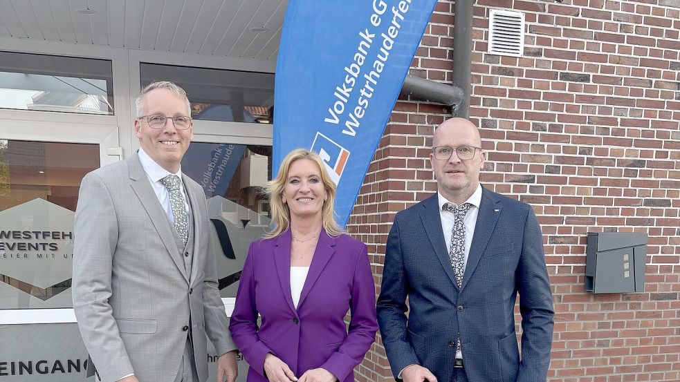ARD-Wetterexpertin Claudia Kleinert mit den Volksbank-Vorständen Uwe Brechtezende und Kai Stöter. Die Fernsehmoderatorin referierte zum Thema „Von der Klimaherausforderung zur Chance - der Weg zu einer nachhaltigen Zukunft“. Foto: Horst Kruse