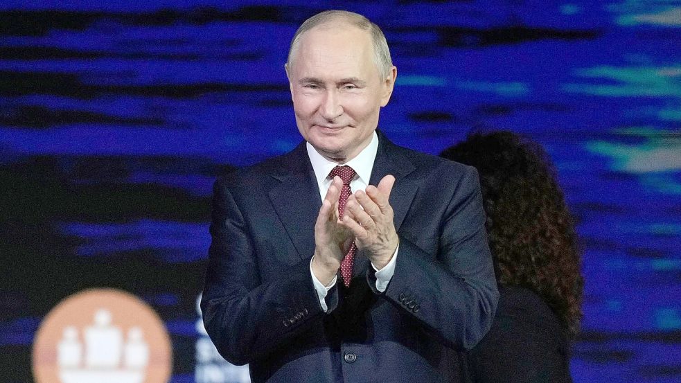 Putin bekam Applaus für seine Aussage, dass Russen und Ukrainer ein Volk seien. Foto: Dmitri Lovetsky/AP/dpa