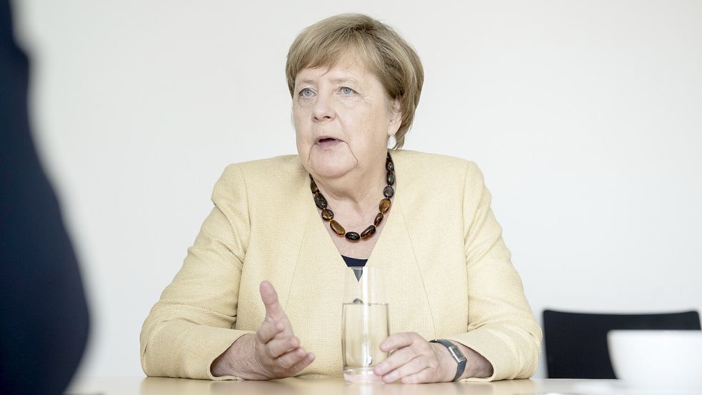 Angela Merkel (70) im Interview in Berlin: „Mich interessiert das viel zu sehr, dazu war ich viel zu lange dabei.“ Foto: Marco Urban