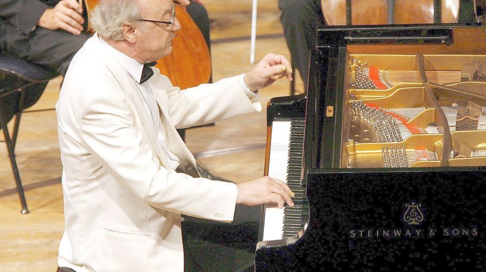 Der weltbeste Virtuose seiner Kunst: Pianist Alfred Brendel mit dem Koninklijk Concertgebouw Orchester beim Musikfestival Lucerne Festival. Foto: Keystone/EPA/dpa