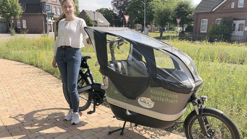 Westoverledingens Klimaschutzmanagerin Lisa Henken neben dem Lastenrad Willm. Foto: Gemeinde/Beening