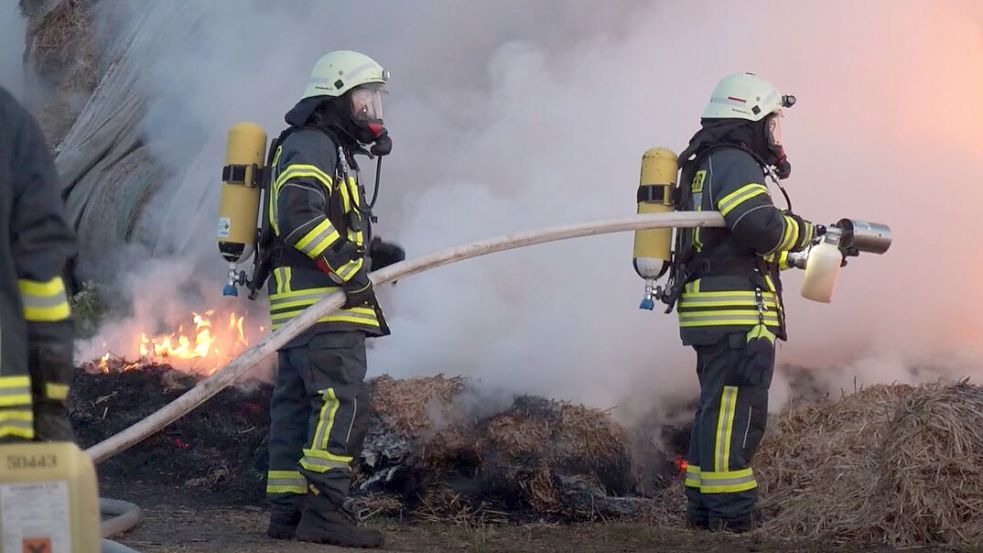 Die Feuerwehr musste zu einem Doppelbrand in Hagermarsch ausrücken. Foto: NonstopNews