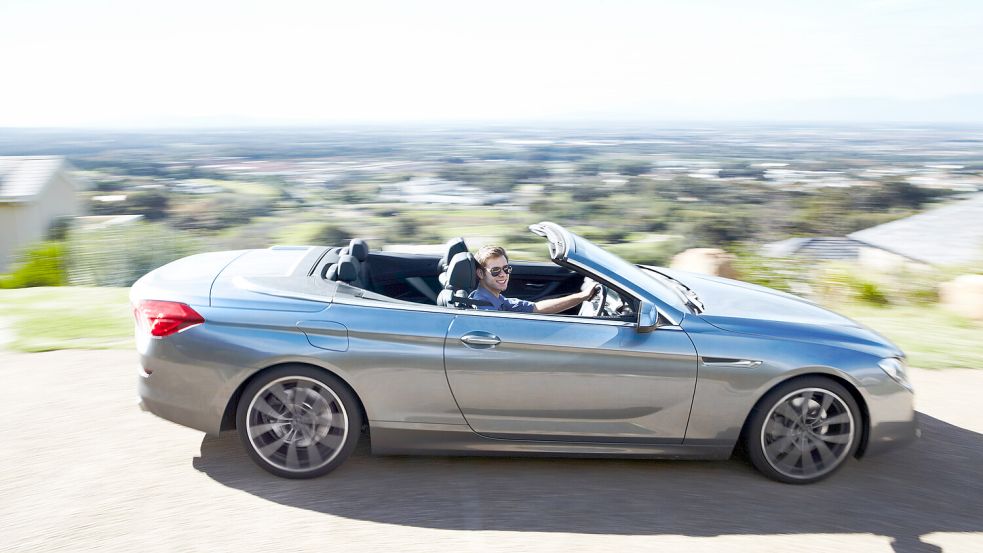 Immer mit einem Gefühl von Freiheit behaftet: Cabrio fahren an heißen Sommertagen. Foto: IMAGO/peopleimages.com