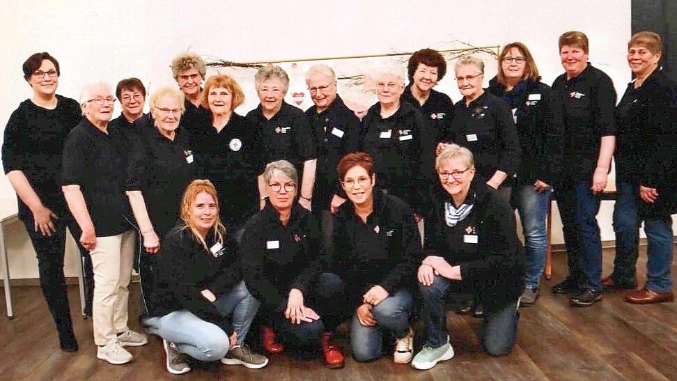Mitglieder des DRK-Ortsvereins Flachsmeer stellten sich zum Gruppenfoto auf. Foto: DRK Flachsmeer.