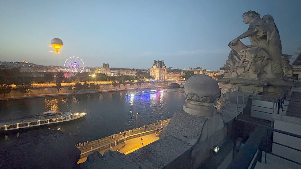Das Aufsteigen des olympischen Ballons ist ein besonderes Spektakel am Abendhimmel von Paris. Foto: Oleg Cetinic/AP/dpa
