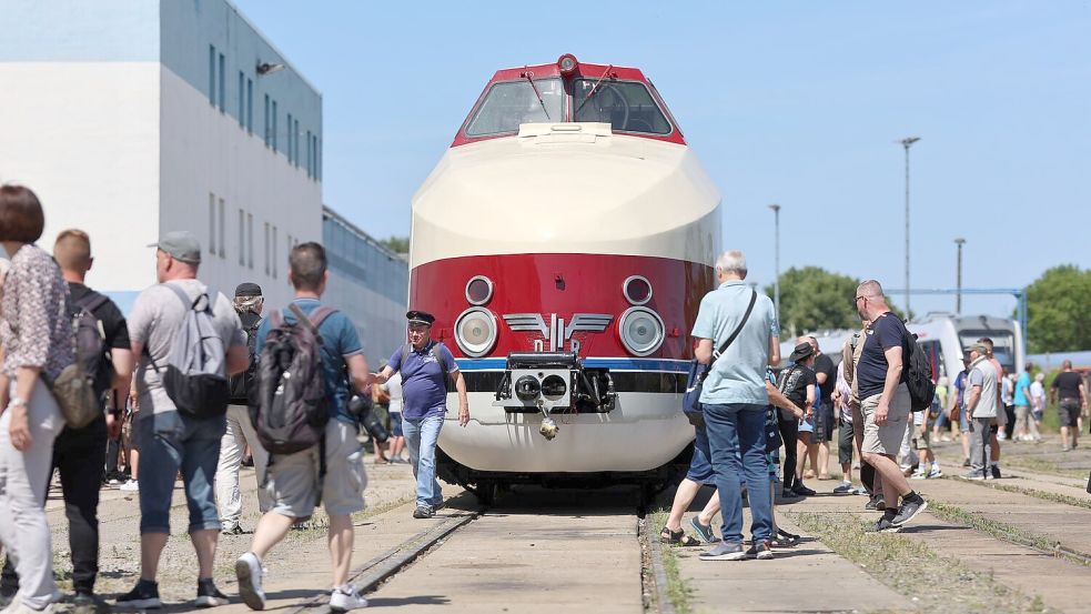 Schon bald soll der aufgearbeitete Zug wieder mit Passagieren auf der Schiene rollen. Foto: Matthias Bein/dpa