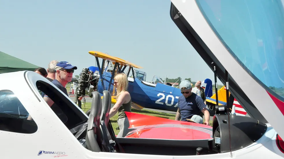 Am Flugplatz Leer-Papenburg wurde einiges geboten. Foto: Bodo Wolters