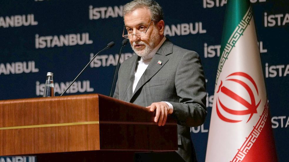 Irans Außenminister Abbas Araghtschi erklärt umgehend, es werde Konsequenzen geben. Foto: Khalil Hamra/AP/dpa
