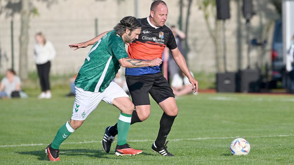 Ostfrieslands Frank Löning im Duell mit Werders Torsten Frings. Foto: Doden/Blomberg