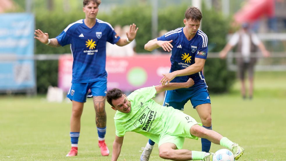 Nick Stepantsev, hier im Zweikampf mit Firrels Julian Bennert, erzielte zwei Kickers-Treffer. Im Hintergrund beobachtet Noah Gumpert die Szene.Fotos: Doden/Emden