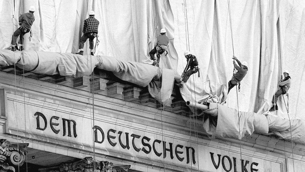 Vom 24. Juni bis zum 7. Juli 1995 verschwand das Gebäude unter 100.000 Quadratmetern silbrig schimmernden Stoffs. Foto: Wolfgang Kumm/dpa