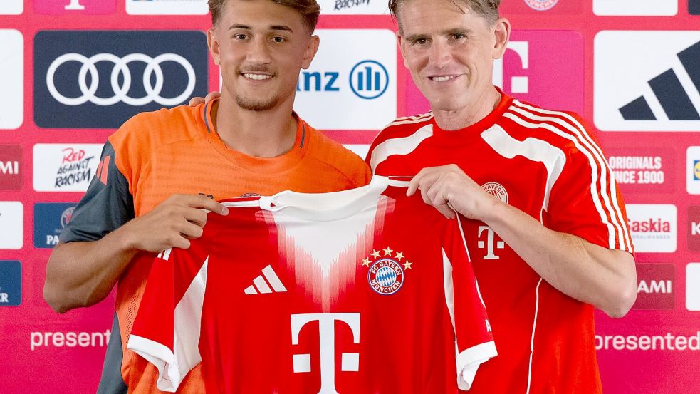 Tom Bischof (l), hier bei seiner Vorstellung, will endlich im Bayern-Trikot ran. Foto: Sven Hoppe/dpa