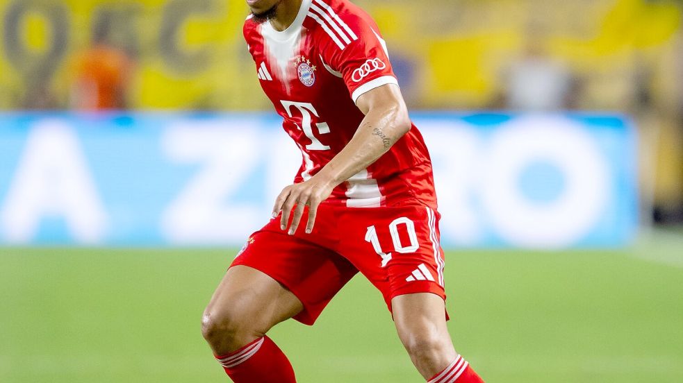 Leroy Sané am Ball gegen Boca Juniors. Steht er gegen Benfica noch einmal in der Bayern-Startelf vor dem nahenden Abschied zu Galatasaray Istanbul? Foto: Sven Hoppe/dpa