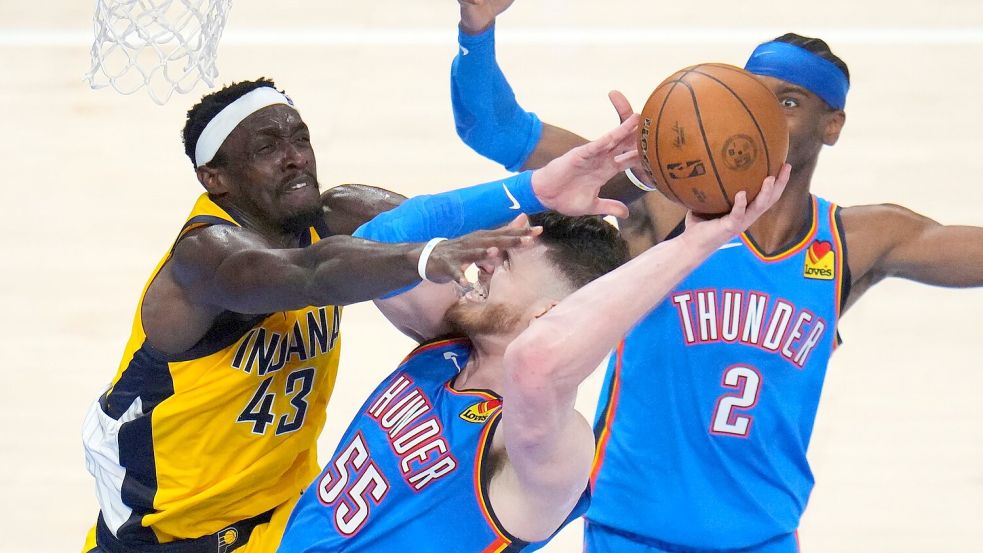 Viel Arbeit in den Finals: Hartenstein (Mitte) musste einstecken. Foto: Julio Cortez/AP/dpa