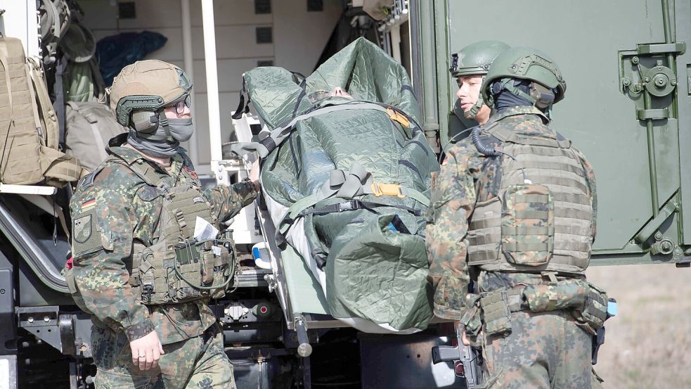 Bei Übungen wie hier in Düsseldorf ist die Versorgung von verwundeten längst etabliert. Doch die Bundeswehr will auch für einen Ernstfall ausgestattet sein. Foto: Sven Simon/Imago