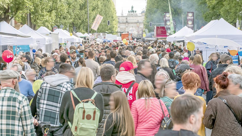 Wie echt ist die Vorstellung der sogenannten „gesellschaftlichen Mitte“? Foto: IMAGO/Wolfgang Maria Weber