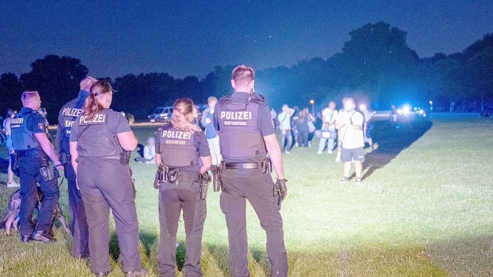 Bei einem Streit unter Jugendlichen ist im Hamburger Stadtpark ein junger Mann lebensbedrohlich verletzt worden. Foto: dpa/NEWS5/Rene Schröder