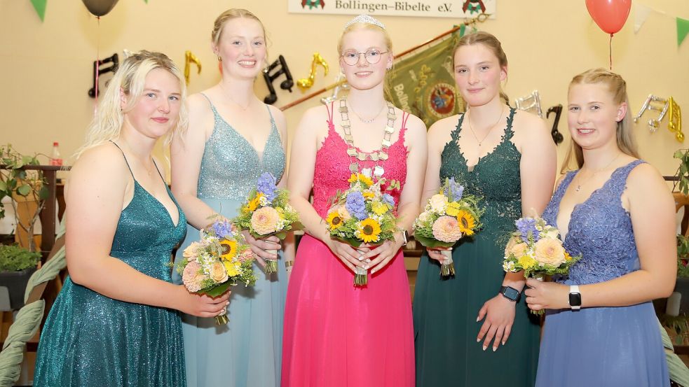 Der neue Königsthron der Schützenkameradschaft Radbod Friesenkönig Bollingen-Bibelte (vl): Pia-Marie de Jong, Marita Harms, Thalea Büter, Lina Harms, Anna Fugel. Foto: Hans Passmann