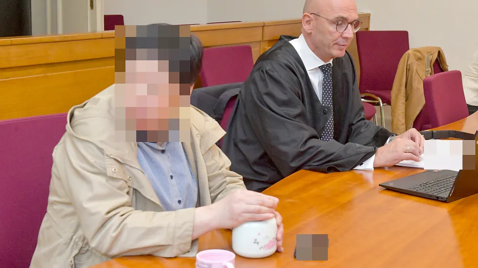 Das Bild zeigt die Angeklagte am ersten Prozesstag mit ihrem Verteidiger Christian Schumacher. Foto: Klaus Ortgies