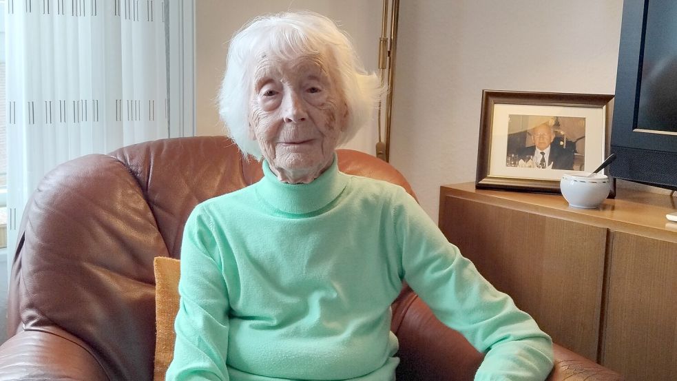 Die 96-jährige Waltraud Nebelung lebt im Evangelischen Seniorenzentrum in Westrhauderfehn. Foto: Clarissa Scherzer