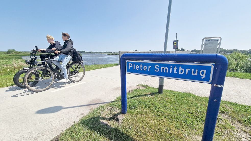 Auch viele Schüler aus Blauwestad nutzen die Fahrradbrücke, um auf schnellem Weg zur Schule in Winschoten zu gelangen oder dort Freunde zu besuchen. Foto: Tatjana Gettkowski