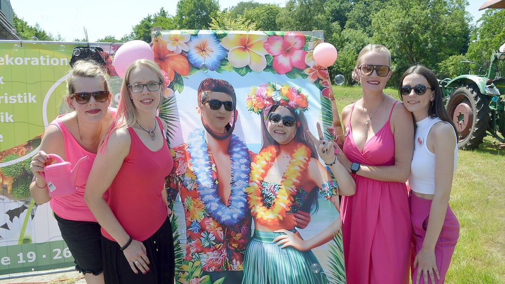 Die „Uschis“ bewirten an der ersten Station ihre Gäste (Mareike Meyer (von links), Tanja Louwers, Jenny Konopka, Michaela Meyer, Jenny Meyer und Melanie Debus. Foto: Holger Weers