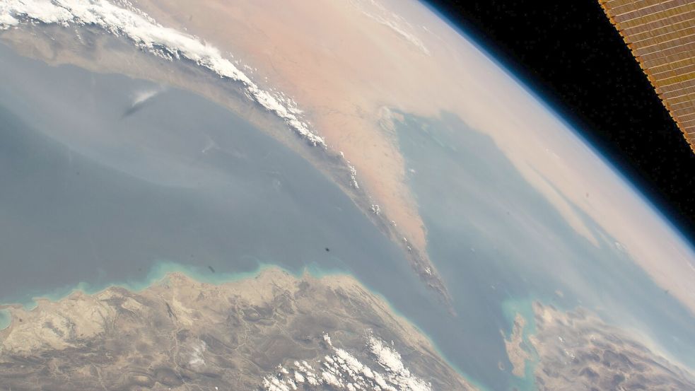 Nach den US-Angriffen auf iranische Atomanlagen wird eine Blockade der Straße von Hormus als möglicher Gegenschlag Teherans befürchtet. Foto: -/Nasa/dpa