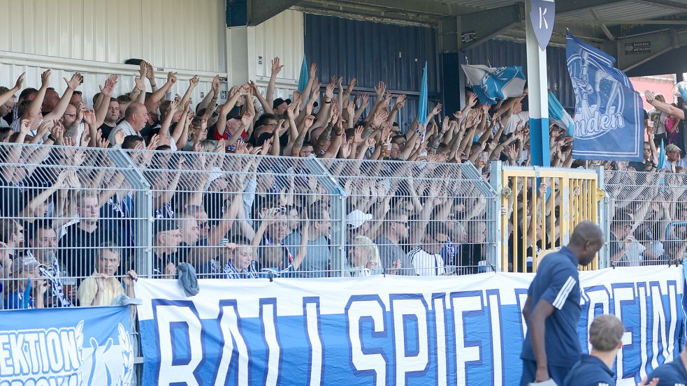 Die Fans des BSV Kickers Emden können sich nun mit den Saisontickets ausstatten. Foto: Doden/Emden