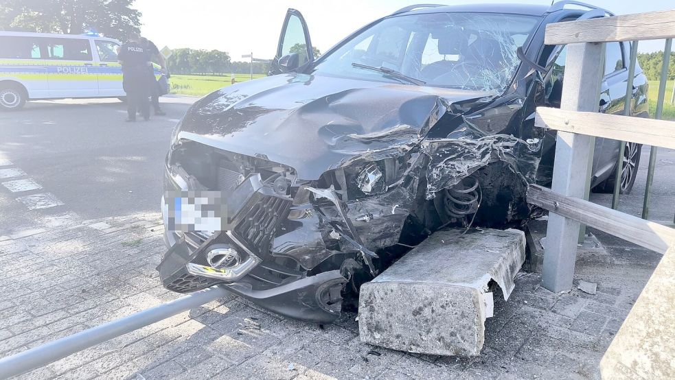 Bei dem schweren Unfall am Samstagnachmittag wurde der Stromkasten demoliert. Foto: Daniel Grüneke