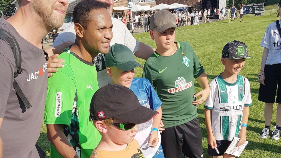 Die Gladbach-Stars (hier der Brasilianer Rafael) nahmen sich rund um das Spiel in Timmel viel Zeit für die Fans. Fotos: Borgmann